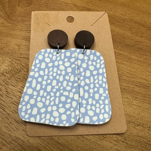 Jewelry - 5/$10‎ Blue and White Patterned Earrings